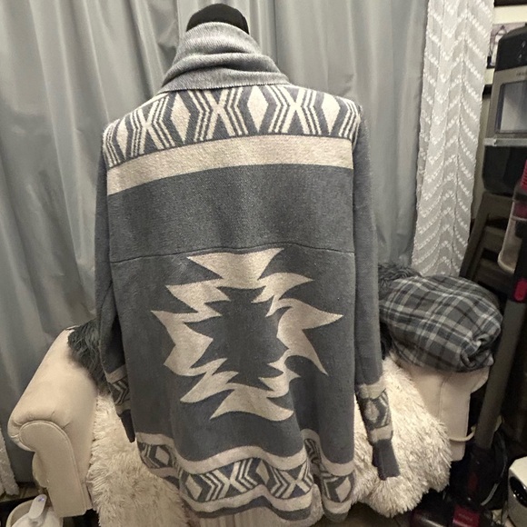 Lapis Sweaters - lapis 💋wool blend sweater poncho Aztec print grey white. M